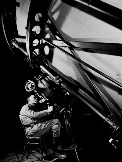 s.....s - Astronom Edwin Hubble patrzy w okular 100- calowego teleskopu. 
Mount Wilso...