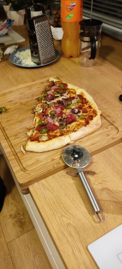 kielbasa148 - #pizza 
A taką pizzunie dzisiaj sobie zrobiłem