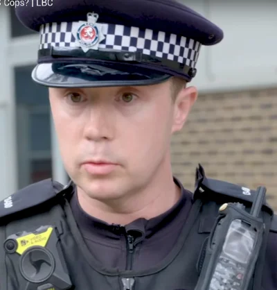 ku2yn - Przecież ten policjant z UK wygląda jakby się bał własnego cienia