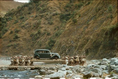 brusilow12 - Nepalczycy niosą Mercedesa podarowanego w 1938 roku przez Adolfa Hitlera...