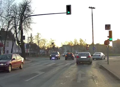 ofiaralosu - Używanie takiej lampy led w ruchu drogowym jest legalne? 
#polskiedrogi