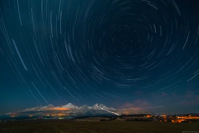 Nightscapes_pl - Pozorny ruch gwiazd nad granią Tatr widzianą od strony Słowackiej. 
...