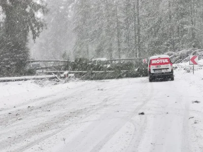 starskaj - Ale pizga, wlasnie jeblo niedaleko Doliny Chochołowskiej
#wiatr #zakopane...