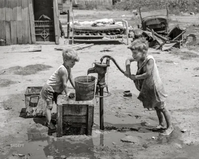 myrmekochoria - Russell Lee, Dzieci przy pompie w Oklahoma City, 1939.

#starszezwo...
