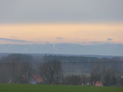 A.....l - Foto Stogu Izerskiego ze Szprotawy. Robione dzisiaj. Odległość ~80km