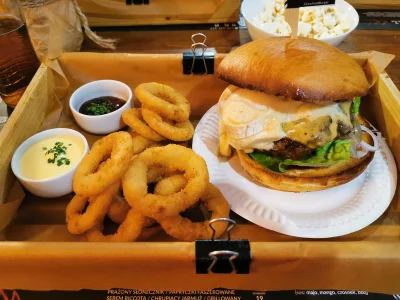 M.....s - Taką kolację to ja rozumiem (｡◕‿‿◕｡)

#jedzzwykopem #burgery #jedzenie #sla...