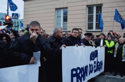 A.....u - przecierała oczy pokazując przy okazji celowo faka tak jak ten pacyfkę¯\\(ツ...