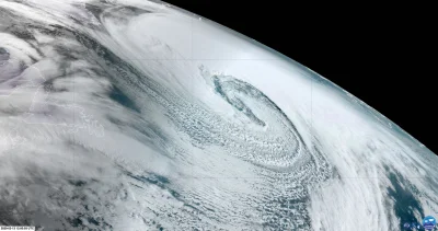 idzii - Zdjęcia satelitarne niezwykle głębokiego cyklonu, nad północnym Oceanem Atlan...