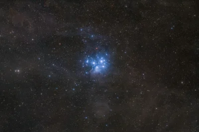 namrab - Gromada otwarta Plejady (Messier 45) w szerokim polu, wraz z otaczającymi ją...
