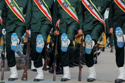 Ryo - "Irańscy oficerowie z flagą Izraela na butach, podczas ceremonii ukończenia szk...