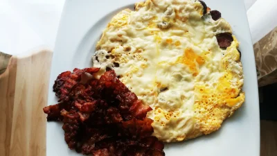 BarkaMleczna - Serowy omlet z kiełbasą i bekon. Ten tydzień zaczął się dobrze (｡◕‿‿◕｡...