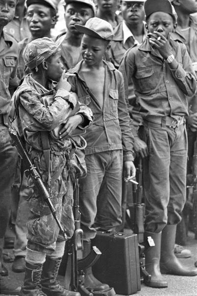 Z.....y - Dzieci-żołnierze podczas przerwy na papierosa. Wojna domowa w Angoli, 1976....