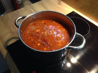 buras_89 - Dziś wjechała zupa chili con carne. Do podania z kolendrą, śmietaną i pitą...