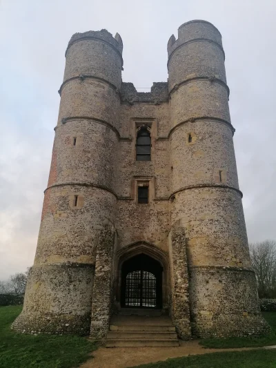 InsertPPL - Brama ruiny zamku Donington. XIV w. 

#zamkiboners #zamki #podrozujzwyk...