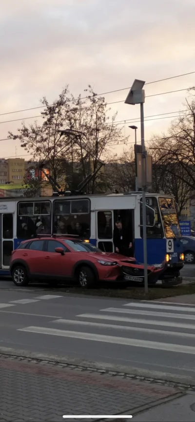 Ukarator - Zdjął mu zderzak, popatrzył i pojechał dalej (tramwaj) xD
#krakow