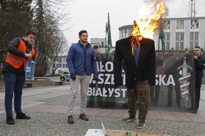 Dambibi - Warto wspomnieć, że jest tam koleś który spalił kukłę Rysia Petru.