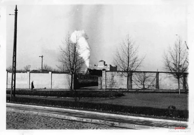 Sowiet_Kusy - Lata 1940-44, idziemy w stronę tramwaju i odwracamy się w lewo. Widzimy...