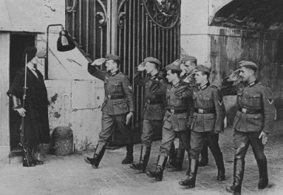 NowaStrategia - Niemieccy żołnierze salutują członkowi Gwardii Szwajcarskiej, Rzym ok...