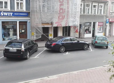 jv6kub - Kiedyś tak samo wkurzałem się jak widziałem jak "bogaty snob" parkuje na dwó...