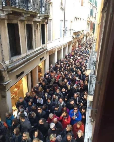 ainam102 - W Wenecji trwa własnie karnawał, tysiące ludzi w wcisku gromadzi się na ul...