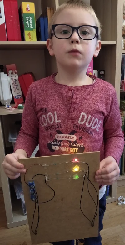MalyTechnik - Pierwszy projekt w wieku 5 lat - "sygnalizacja świetlna". Całość zajęła...
