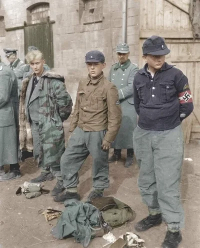 wojna - Niemieccy nastolatkowie z Hitlerjugend, schwytani przez żołnierzy armii amery...