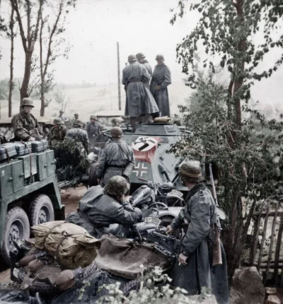 wojna - Zmotoryzowane oddziały 3. Dywizji Pancernej SS „Totenkopf” robią sobie przerw...