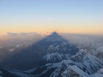 sandra925 - Cień rzucany przez K2 sięgający ponad horyzont. 

#earthporn #ciekawost...