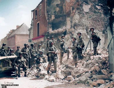 wojna - Spadochroniarze z 101. Dywizji Powietrznodesantowej stojący na ruinach domu p...