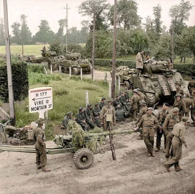 wojna - Brytyjskie czołgi Sherman i działa przeciwpancerne 6 pdr z 11. Dywizji Pancer...