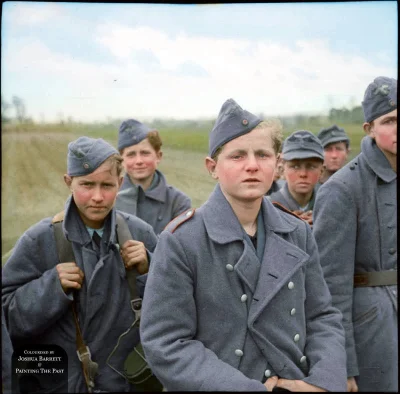 wojna - Grupa młodych niemieckich jeńców, schwytanych przez brytyjską 11. Dywizję Pan...