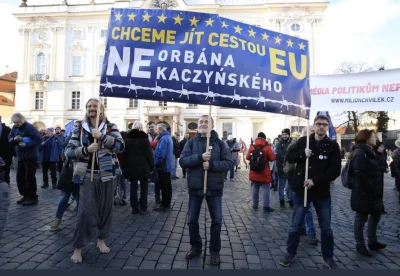 wojtura - Kilka tysięcy osób wyszło w niedzielę na ulice Pragi, by protestować przeci...