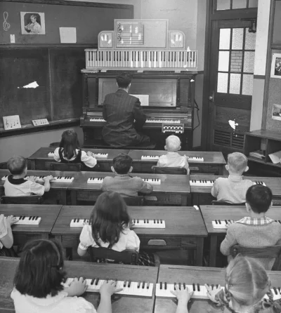 Lizus_Chytrus - > "Playing Piano By Eye" | fot. Yale Joel | Wilmington | 1947

 Nauc...