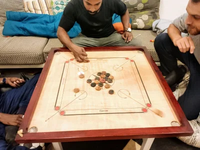 kotbehemoth - Carrom - zręcznościowa gra planszowa, bardzo popularna na subkontynenci...