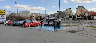 TataTanka - Sterylizują całego Lidla w #krakow. Wcześniej myli wózki, widzę że myją w...