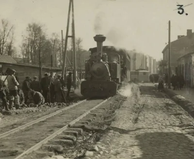 PoWarszawsku - Mokotów, ulica Puławska róg Madalińskiego w 1928 roku i... pociąg.
Zd...