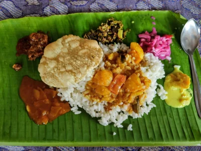 kotbehemoth - Południowoindyjskie thali podawane na liściu bananowca. Co ciekawe ryż ...