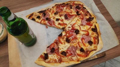 strachnawroble - Domowa pitcunia gotowa, proszę o ocenę

#pizza #jedzenie #chwalesie