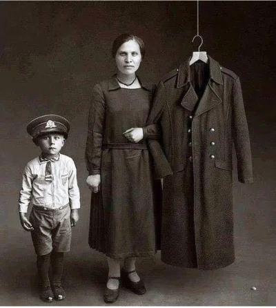 fasttaker - 1925. Kobieta pozuje do zdjęcia z synem i mundurem męża, który zginął na ...
