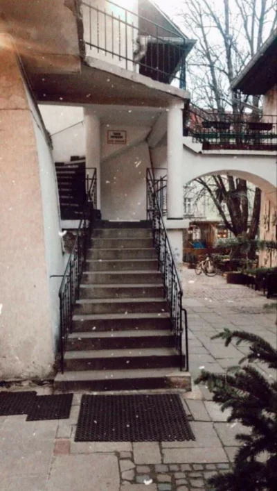 Eedeq - Mirki pomocy. Kojarzycie może w jakim filmie jest scena z tymi schodami?