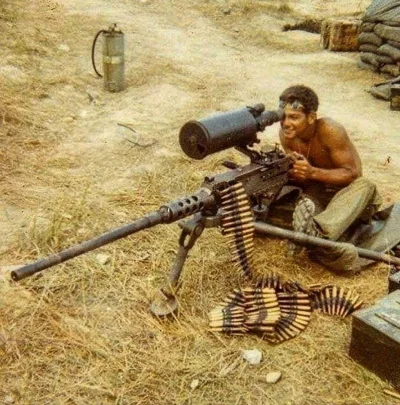 sropo - Żołnierz US Marine strzelający z M2 .50 z przyrządem celowniczym - Wietnam 19...