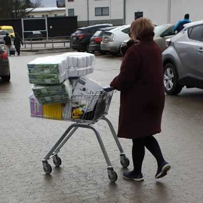 trzeci - Ludzie zachowują się jakby w chacie nie robili nic innego, tylko srali
#koro...