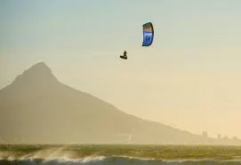 uwielbiamnalesniki - Mireczki od #kitesurfing - zastanawiam się nad jedna rzeczą, jak...