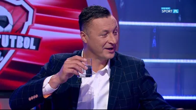 W.....y - ten sposób trzymania szklanki z wodą i ta mina, tego można się nauczyć tylk...