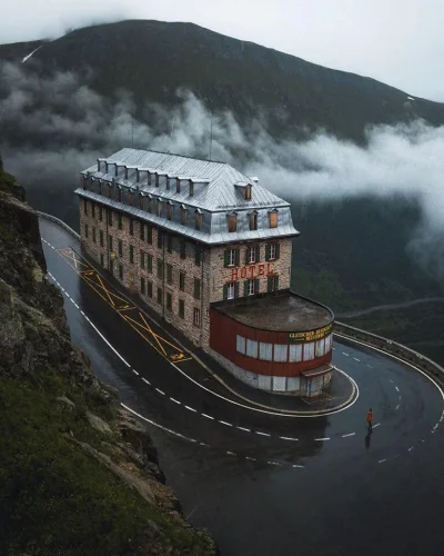Castellano - Hotel gdzieś w Szwajcarii
foto: Tom Juenemann
#fotografia #szwajcaria ...
