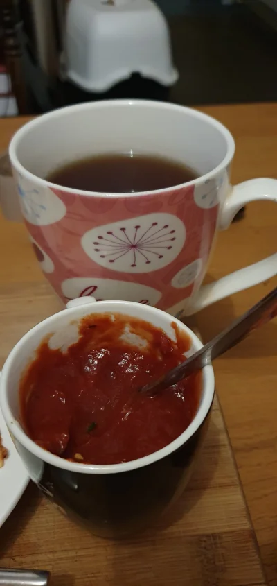 v.....k - @Daro82 nie lubię jak mam ketchup na tym co jem ( ͡º ͜ʖ͡º) 
Obok mam herbat...