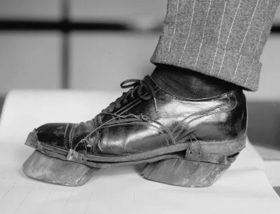 Lizus_Chytrus - > "Krowie buty" używane podczas prohibicji w celu ukrycia śladów. 192...