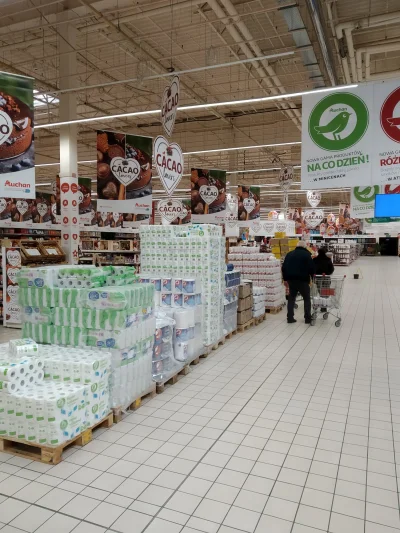 Mirkomil - W Auchan #piaseczno pusto, kasy wolne, a towaru pelno. Na wejściu palety z...