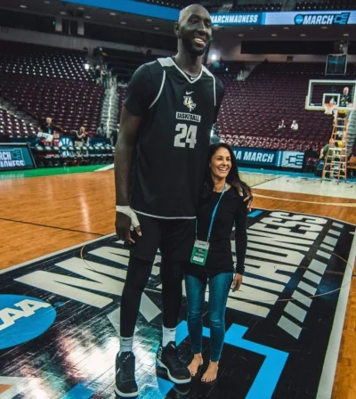 Asarhaddon - Senegalski koszykarz NBA Tacko Fall (wzrost: 2.26 m, waga: 141 kg) i rep...