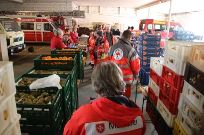 z.....j - > 5.000 apples, 7.000 rolls, 10.000 mandarins: the German Red Cross is in #...